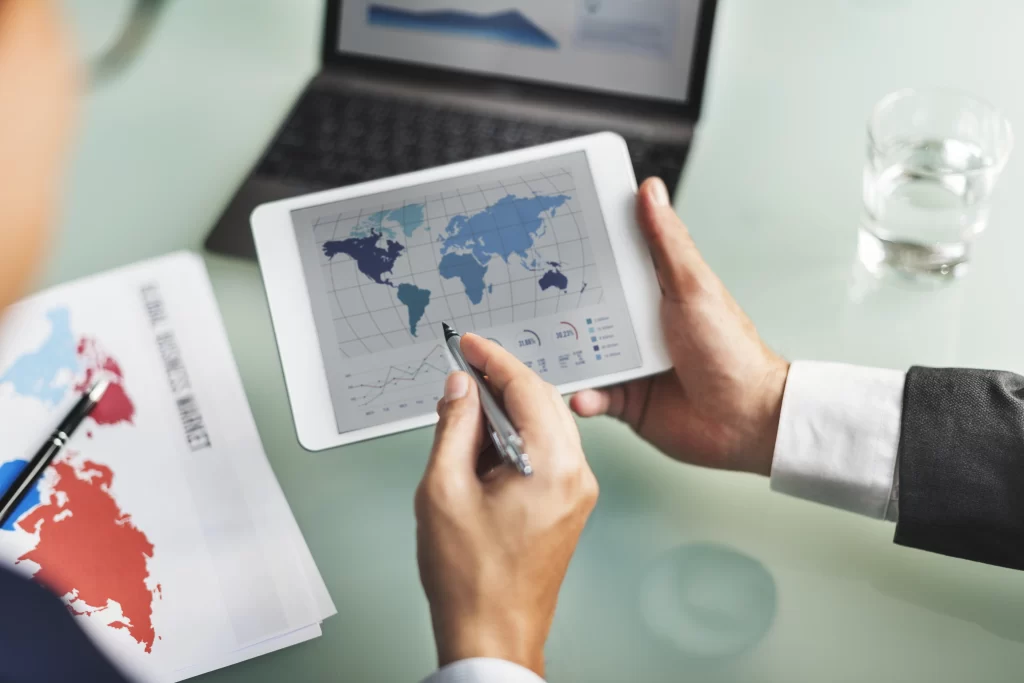 business-people-working-data-project Atomy Global Negocio Atomy Colombia